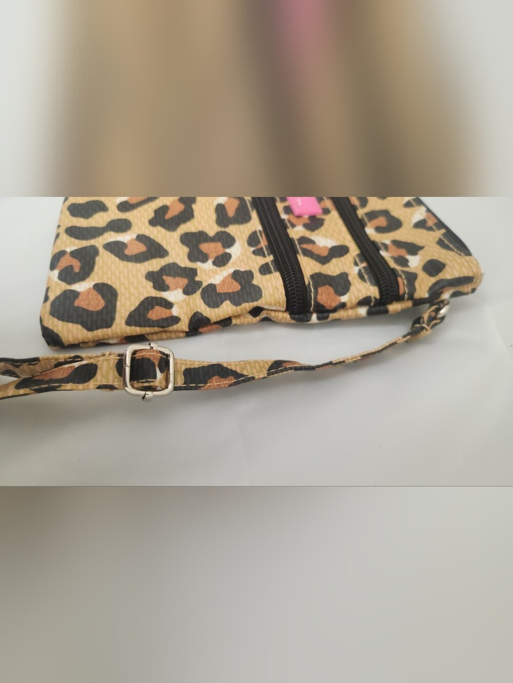 Scout Women's Leopard Print Crossbody Bag - Pink Accent NWOT - Picture 5 of 7